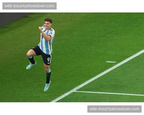 阿尔瓦雷斯禁区冷静调整 阿根廷人射门选择展现球星素质